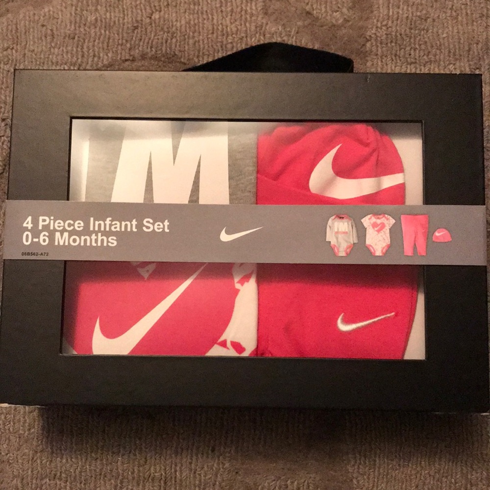 Nike 4 Pieces Set Girls 0-6 Months